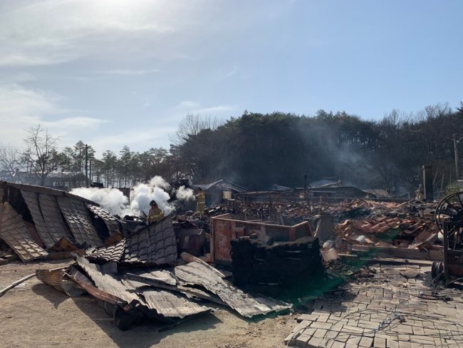 A mountainside village in Toseong-myeon, about 5.6 km away from where Korea‘s worst wildfire started in Goseong, Gangwon Province, lies in ruins around 16 hours after the town was evacuated. (Kim Arin/The Korea Herald)