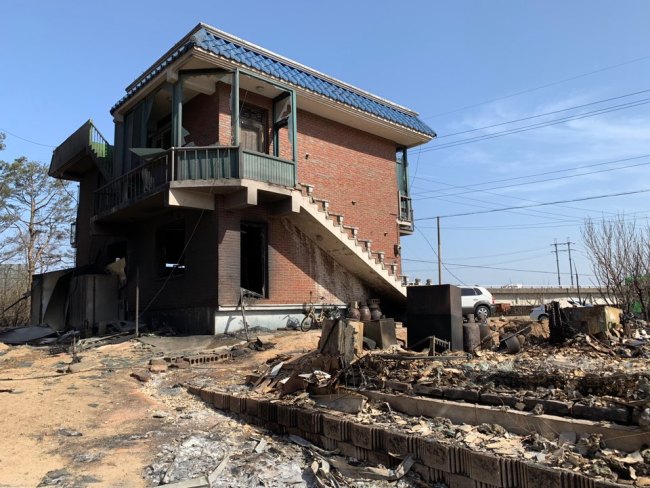 A mountainside village in Toseong-myeon, about 5.6 km away from where Korea‘s worst wildfire started in Goseong, Gangwon Province, lies in ruins around 16 hours after the town was evacuated. (Kim Arin/The Korea Herald)