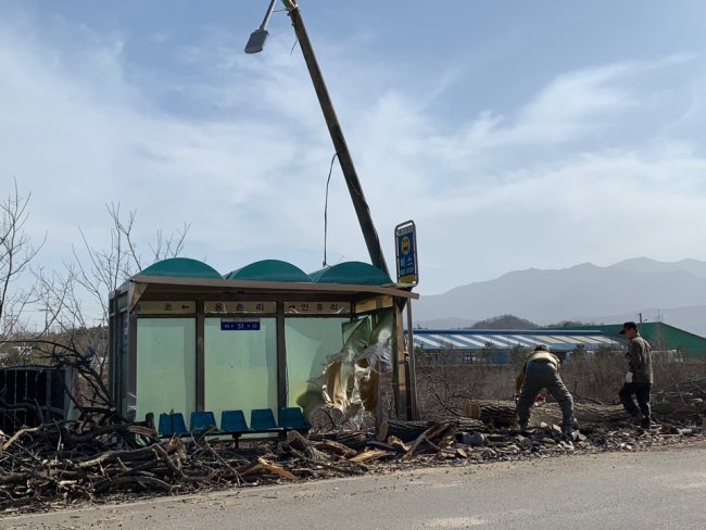 A mountainside village in Toseong-myeon, about 5.6 km away from where Korea‘s worst wildfire started in Goseong, Gangwon Province, lies in ruins around 16 hours after the town was evacuated. (Kim Arin/The Korea Herald)