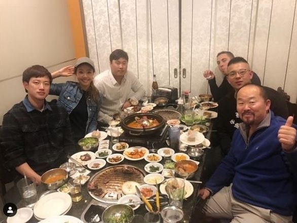 류현진(왼쪽에서 세 번째)이 6일 자신의 소셜네트워크서비스에 미국 덴버의 한식당에서 식사한 사진을 소개했다. 왼쪽에서 두 번째는 아내 배지현씨. (류현진 인스타그램 캡처=연합뉴스)