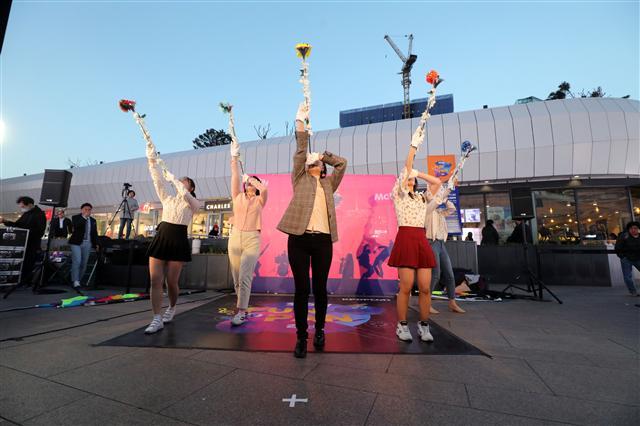 지난 5일 열린 ‘365일 FUN&PAN 강남’ G-STAR킹에서 참가자들이 공연을 하고 있다.  [강남구 제공]