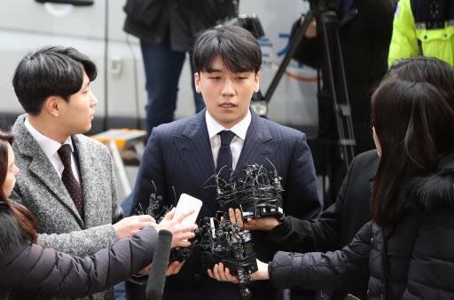 지난달 14일 승리가 서울지방경찰청 광역수사대에 출석하는 모습. [연합]