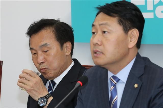 4ㆍ3 보궐선거 참패 이후 위기에 놓은 바른미래당 손학규 대표와 김관영 원내대표가 8일 오전 당 회의를 진행하고 있다. 바른미래당은 보수와 진보로 나뉘어 분당과 해채 또는 지속적인 독자생존의 갈림길에 서 있다.  [연합]