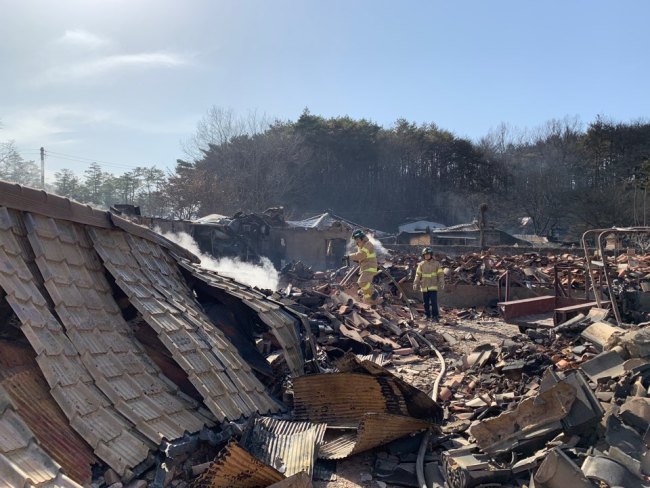 A mountainside village in Toseong-myeon, about 5.6 km away from where Korea's worst wildfire started in Goseong, Gangwon Province, lies in ruins around 16 hours after the town was evacuated. (Kim Arin/The Korea Herald)
