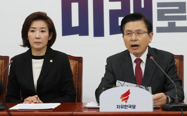 Liberty Korea Party Chairman Hwang Kyo-ahn (right) and floor leader Rep. Na Kyung-won attend the party's supreme council meeting on Monday. Yonhap