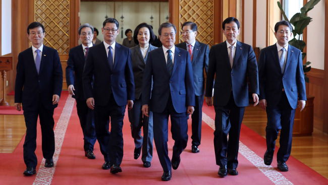 President Moon Jae-in (center) walks along with newly appointed ministers after the appointment ceremony. From left: Moon Seong-hyeok, Noh Young-min, Kim Yeon-chul, Park Young-sun, President Moon Jae-in, Chin Young, Park Yang-woo (Yonhap)