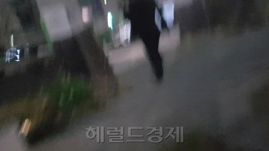 취재진이 여고생이 아니라는 사실을 밝히자 도망가는 모습. [성기윤 기자/skysung@heraldcorp.com]