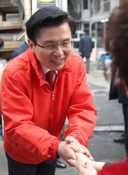 황교안 자유한국당 대표가 지난 8일 오후 경남 창원시 성산구 반송시장을 찾아 보궐선거에 대해 상인에게 인사하고 있다.  [연합]
