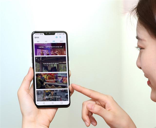 LG전자 모델이 ‘LG V50 ThinQ’의 인공지능(AI) 기능을 사용하고 있다.  [LG전자 제공]