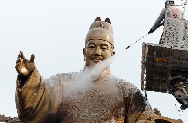 [?ㅻ윺?쒓꼍???댁긽??湲곗옄] 9???ㅼ쟾 ?쒖슱 愿묓솕臾?愿묒옣 ?몄쥌????숈긽?먯꽌 ?쒖슱??愿怨꾩옄?ㅼ씠 ?숈긽 臾쇱껌??諛??대Ъ吏??쒓굅?묒뾽???섍퀬 ?덈떎. <br />?쒖슱?쒕뒗 ?대궇 ?ㅼ쟾 8?쒕????뺤삤源뚯? ????몄쿃湲곗? ?꾨Ц ?몃젰???숈썝???몄쥌????숈긽怨??댁닚?좎옣援??숈긽???몄쿃???덉젙?대떎. <br />?숈긽? 吏?쒓꺼??怨좊냽??誘몄꽭癒쇱????듦꺽?쇰줈 臾듭? ?뚭? ?먭퍖寃???뿬 ?덈뒗 ?곹깭??寃껋쑝濡??꾪빐議뚮떎.<br />?쒖슱?쒕뒗 留ㅻ뀈 遊꾨쭏???숈긽????李⑤???泥?냼?댁솕??<br />babtong@heraldcorp.com
[?ㅻ윺?쒓꼍???댁긽??湲곗옄] 9???ㅼ쟾 ?쒖슱 愿묓솕臾?愿묒옣 ?몄쥌????숈긽?먯꽌 ?쒖슱??愿怨꾩옄?ㅼ씠 ?숈긽 臾쇱껌??諛??대Ъ吏??쒓굅?묒뾽???섍퀬 ?덈떎.
?쒖슱?쒕뒗 ?대궇 ?ㅼ쟾 8?쒕????뺤삤源뚯? ????몄쿃湲곗? ?꾨Ц ?몃젰???숈썝???몄쥌????숈긽怨??댁닚?좎옣援??숈긽???몄쿃???덉젙?대떎.
?숈긽? 吏?쒓꺼??怨좊냽??誘몄꽭癒쇱????듦꺽?쇰줈 臾듭? ?뚭? ?먭퍖寃???뿬 ?덈뒗 ?곹깭??寃껋쑝濡??꾪빐議뚮떎.
?쒖슱?쒕뒗 留ㅻ뀈 遊꾨쭏???숈긽????李⑤???泥?냼?댁솕??
babtong@heraldcorp.com