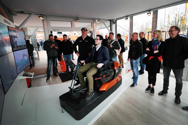 두산인프라코어가 ‘바우마(Bauma) 2019’에 참가해 독일 뮌헨 전시장에서 8500㎞ 떨어진 인천의 굴삭기를 조종하는 5G 원격제어 기술을 시연하고 있다.  [두산그룹 제공]