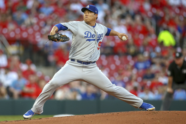 <YONHAP PHOTO-1759> Los Angeles Dodgers starting pitcher Hyun-Jin Ryu throws during the first inning of a baseball game against the St. Louis Cardinals, Monday, April 8, 2019, in St. Louis. (AP Photo/Scott Kane)/2019-04-09 09:27:56/ <저작권자 ⓒ 1980-2019 ㈜연합뉴스. 무단 전재 재배포 금지.>
<YONHAP PHOTO-1759> Los Angeles Dodgers starting pitcher Hyun-Jin Ryu throws during the first inning of a baseball game against the St. Louis Cardinals, Monday, April 8, 2019, in St. Louis. (AP Photo/Scott Kane)/2019-04-09 09:27:56/ <저작권자 ⓒ 1980-2019 ㈜연합뉴스. 무단 전재 재배포 금지.>