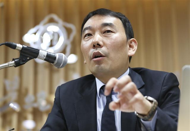 검찰과거사위원회 진상조사단 김용민 위원이 8일 김학의 전 차관 출국 금지과정에 대해 발언하고 있다.  [연합]