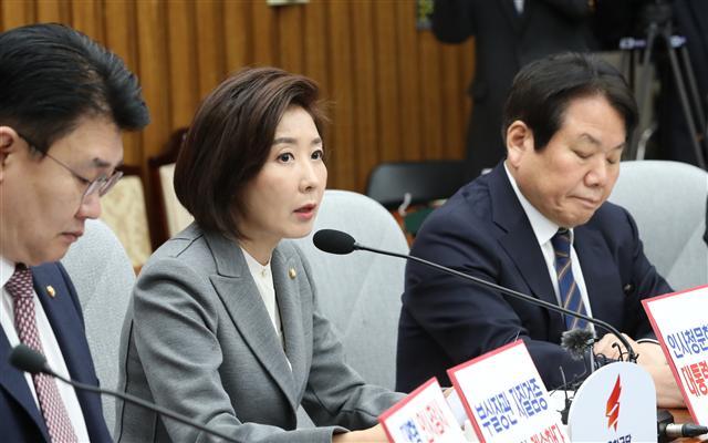자유한국당 나경원 원내대표가 9일 국회에서 열린 원내대책회의에서 발언하고 있다(사진 왼쪽). 더불어민주당 홍영표 원내대표가 9일 오전 국회에서 열린 원내대책회의에서 발언하고 있다.  [연합]