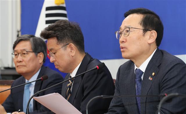 자유한국당 나경원 원내대표가 9일 국회에서 열린 원내대책회의에서 발언하고 있다(사진 왼쪽). 더불어민주당 홍영표 원내대표가 9일 오전 국회에서 열린 원내대책회의에서 발언하고 있다.  [연합]