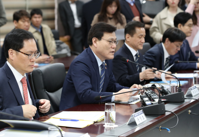 Financial Services Commission Chairman Choi Jong-ku (second from left) holds a meeting with the CEOs of Korea's credit card companies at the FSC headquarters in Seoul, Tuesday. (Yonhap)