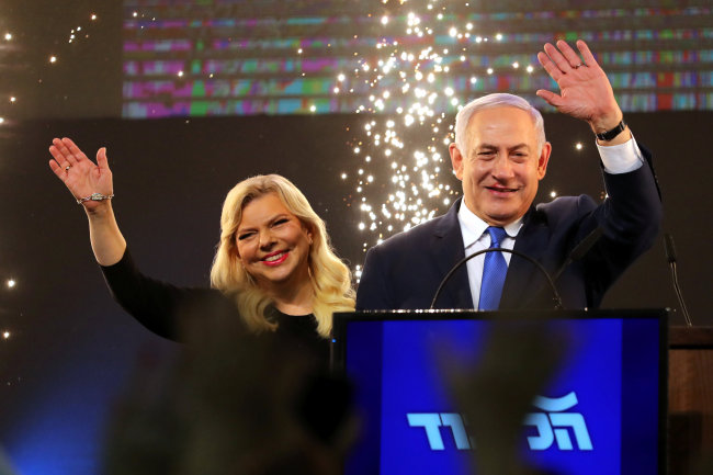 <YONHAP PHOTO-2507> Israeli Prime Minister Benjamin Netanyahu and his wife Sara wave as Netanyahu speaks following the announcement of exit polls in Israel's parliamentary election at the party headquarters in Tel Aviv, Israel April 10, 2019. REUTERS/Ammar Awad/2019-04-10 08:31:26/ <저작권자 ⓒ 1980-2019 ㈜연합뉴스. 무단 전재 재배포 금지.>
<YONHAP PHOTO-2507> Israeli Prime Minister Benjamin Netanyahu and his wife Sara wave as Netanyahu speaks following the announcement of exit polls in Israel's parliamentary election at the party headquarters in Tel Aviv, Israel April 10, 2019. REUTERS/Ammar Awad/2019-04-10 08:31:26/ <저작권자 ⓒ 1980-2019 ㈜연합뉴스. 무단 전재 재배포 금지.>