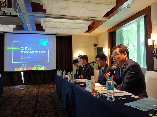 오병석(오른쪽 첫번째) 농림축산식품부 식품산업정책실장이 9일 중국 상하이에서 열린  ‘대중 농식품 수출 활성화를 위한 농식품  진출기업·수입업체 초청 간담회’에서 모두발언을 하고 있다.  [농림축산식품부 제공]