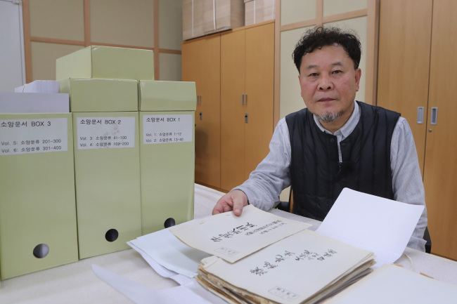 지난달 5일 경기도 양주시 회암사지박물관 수장고에서 조소앙 선생의 후손 조인래씨가 보관 중인 자료를 공개하고 있다. (연합뉴스)