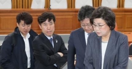 유승민 바른미래당 의원이 지난 5일 오전 국회에서 열린 최고위원ㆍ국회의원 연석회의가 끝난 후 회의실을 나서고 있다. 오른쪽부터 이혜훈 의원, 유승민 의원, 하태경 최고위원, 이준석 최고위원.  [연합]