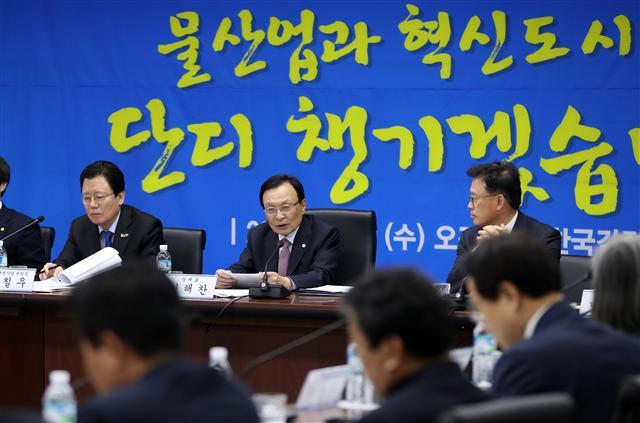 더불어민주당 이해찬 대표가 10일 오전 대구시 동구 신서동 한국감정원에서 열린 대구시 예산정책간담회에서 모두발언을 하고 있다.    [연합]