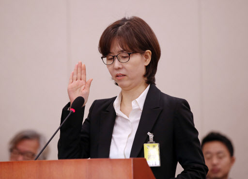 이미선 헌법재판관 후보자가 10일 오전 여의도 국회에서 열린 법제사법위원회 인사청문회에서 선서를 하고 있다. [연합]