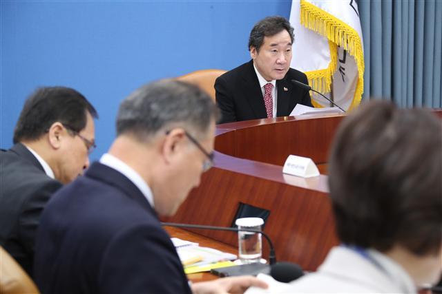 이낙연 국무총리가 11일 정부서울청사에서 열린 국정현안점검조정회의에서 발언하고 있다. 이 총리는 이 자리에서 “제도의 틀까지 만들어졌으니 규제혁파를 훨씬 더 가속화해야 한다”며 “앞으로 한 달간 현안조정회의에서 매주 규제혁신 방안을 논의하겠다”고 말했다.  [연합]