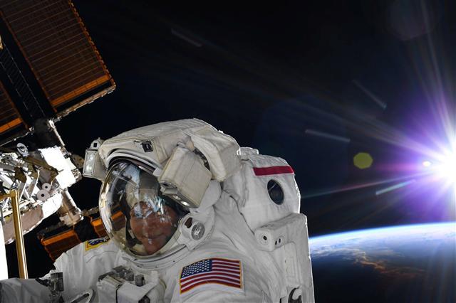 미국 항공우주국(나사, NASA)의 우주비행사가 지난 3월 22일 국제우주정거장에서 유영하고 있다.   [NASA·로이터]