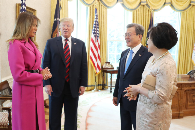 <YONHAP PHOTO-1084> 회담 마친 한미 정상 (워싱턴=연합뉴스) 배재만 기자 = 정상회담을 마친 문재인 대통령과 트럼프 대통령이 11일 오후(현지시간) 워싱턴 백악관에서 대화하고 있다. 왼쪽부터 멜라니아 여사, 트럼프 대통령, 문 대통령, 김정숙 여사. 2019.4.12 scoop@yna.co.kr/2019-04-12 04:28:51/ <저작권자 ⓒ 1980-2019 ㈜연합뉴스. 무단 전재 재배포 금지.>
<YONHAP PHOTO-1084> 회담 마친 한미 정상 (워싱턴=연합뉴스) 배재만 기자 = 정상회담을 마친 문재인 대통령과 트럼프 대통령이 11일 오후(현지시간) 워싱턴 백악관에서 대화하고 있다. 왼쪽부터 멜라니아 여사, 트럼프 대통령, 문 대통령, 김정숙 여사. 2019.4.12 scoop@yna.co.kr/2019-04-12 04:28:51/ <저작권자 ⓒ 1980-2019 ㈜연합뉴스. 무단 전재 재배포 금지.>