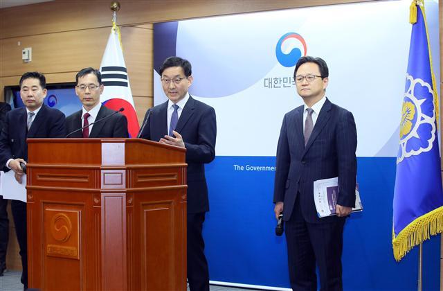 일본이 제기한 후쿠시마 수산물 수입금지 조치 제소 사건에서 한국이 예상을 깨고 세계무역기구(WTO) 상소기구에서 승리한 가운데 12일 세종시 정부세종청사에서 윤창렬 국무조정실 사회조정실장 등이 판결결과에 대한 정부의 입장을 밝히고 있다.  ［연합]