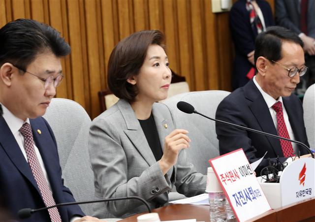 자유한국당 나경원 원내대표가 12일 국회에서 열린 원내대책회의에서 발언하고 있다.    [연합]