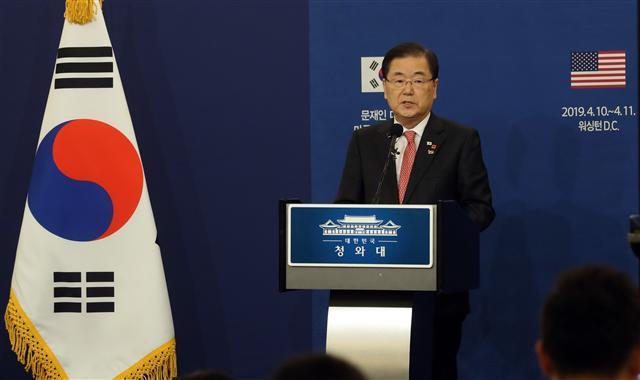 정의용 국가안보실장이 11일 오후(현지시간) 워싱턴 백악관 인근 호텔에 마련된 중앙기자실에서 한미정상회담에 대해 브리핑을 하고 있다.    [연합]