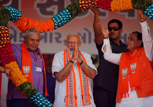 <YONHAP PHOTO-4669> India's Prime Minister Narendra Modi gestures as he is presented with a garland during an election campaign rally in Junagadh, Gujarat, India, April 10, 2019. REUTERS/Amit Dave/2019-04-10 16:39:39/ <저작권자 ⓒ 1980-2019 ㈜연합뉴스. 무단 전재 재배포 금지.>
<YONHAP PHOTO-4669> India's Prime Minister Narendra Modi gestures as he is presented with a garland during an election campaign rally in Junagadh, Gujarat, India, April 10, 2019. REUTERS/Amit Dave/2019-04-10 16:39:39/ <저작권자 ⓒ 1980-2019 ㈜연합뉴스. 무단 전재 재배포 금지.>