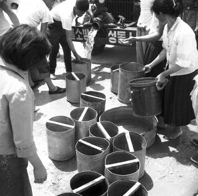 1960년대 수돗물 급수차.  [서울시 제공]