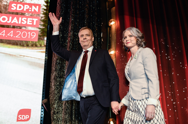 <YONHAP PHOTO-0774> epa07506851 Social Democratic Party leader Antti Rinne (L) and his wife Heta Ravolainen-Rinne (R) arrive to the Party election night event at Virgin Oil Co. restaurant in Helsinki, Finland, 14 April 2019. Finns across the country are heading to the poles to vote in the Finnish parliamentary election. EPA/JARNO KUUSINEN/2019-04-15 02:11:18/ <저작권자 ⓒ 1980-2019 ㈜연합뉴스. 무단 전재 재배포 금지.>
<YONHAP PHOTO-0774> epa07506851 Social Democratic Party leader Antti Rinne (L) and his wife Heta Ravolainen-Rinne (R) arrive to the Party election night event at Virgin Oil Co. restaurant in Helsinki, Finland, 14 April 2019. Finns across the country are heading to the poles to vote in the Finnish parliamentary election. EPA/JARNO KUUSINEN/2019-04-15 02:11:18/ <저작권자 ⓒ 1980-2019 ㈜연합뉴스. 무단 전재 재배포 금지.>