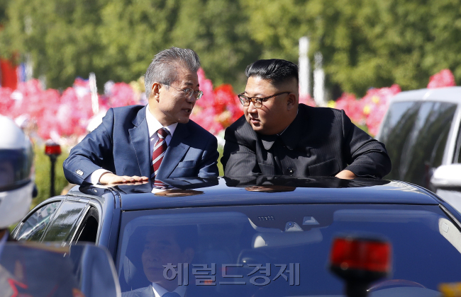 문재인 대통령과 김정은 국무위원장이 작년 9월 남북정상회담 당시 평양 시내에서 카퍼레이드 도중 대화를 나누고있다. [헤럴드DB]