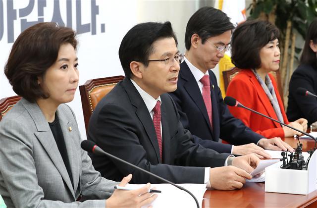 자유한국당 황교안 대표(왼쪽 두번째)가 15일 오전 국회에서 열린 최고위원회의에서 발언하고 있다.    [연합]