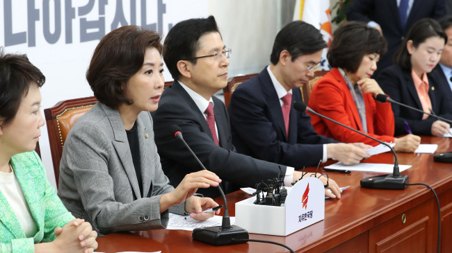 <YONHAP PHOTO-2613> 최고위원회의에서 발언하는 나경원 (서울=연합뉴스) 김주형 기자 = 자유한국당 나경원 원내대표(왼쪽 두번째)가 15일 오전 국회에서 열린 최고위원회의에서 발언하고 있다. 2019.4.15 kjhpress@yna.co.kr/2019-04-15 09:32:37/ <저작권자 ⓒ 1980-2019 ㈜연합뉴스. 무단 전재 재배포 금지.>
<YONHAP PHOTO-2613> 최고위원회의에서 발언하는 나경원 (서울=연합뉴스) 김주형 기자 = 자유한국당 나경원 원내대표(왼쪽 두번째)가 15일 오전 국회에서 열린 최고위원회의에서 발언하고 있다. 2019.4.15 kjhpress@yna.co.kr/2019-04-15 09:32:37/ <저작권자 ⓒ 1980-2019 ㈜연합뉴스. 무단 전재 재배포 금지.>