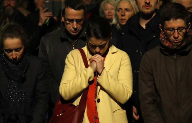 <YONHAP PHOTO-1929> People pray as Notre Dame cathedral is burning in Paris, Monday, April 15, 2019. A catastrophic fire engulfed the upper reaches of Paris' soaring Notre Dame Cathedral as it was undergoing renovations Monday, threatening one of the greatest architectural treasures of the Western world as tourists and Parisians looked on aghast from the streets below. (AP Photo/Christophe Ena)/2019-04-16 05:16:43/ <저작권자 ⓒ 1980-2019 ㈜연합뉴스. 무단 전재 재배포 금지.>
<YONHAP PHOTO-1929> People pray as Notre Dame cathedral is burning in Paris, Monday, April 15, 2019. A catastrophic fire engulfed the upper reaches of Paris' soaring Notre Dame Cathedral as it was undergoing renovations Monday, threatening one of the greatest architectural treasures of the Western world as tourists and Parisians looked on aghast from the streets below. (AP Photo/Christophe Ena)/2019-04-16 05:16:43/ <저작권자 ⓒ 1980-2019 ㈜연합뉴스. 무단 전재 재배포 금지.>