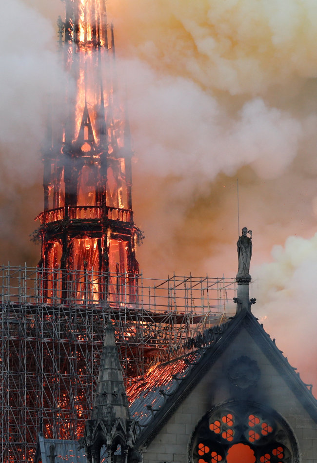 <YONHAP PHOTO-0819> Smoke billows as fire engulfs the spire of Notre Dame Cathedral in Paris, France April 15, 2019. REUTERS/Benoit Tessier/2019-04-16 03:58:16/ <저작권자 ⓒ 1980-2019 ㈜연합뉴스. 무단 전재 재배포 금지.>
<YONHAP PHOTO-0819> Smoke billows as fire engulfs the spire of Notre Dame Cathedral in Paris, France April 15, 2019. REUTERS/Benoit Tessier/2019-04-16 03:58:16/ <저작권자 ⓒ 1980-2019 ㈜연합뉴스. 무단 전재 재배포 금지.>