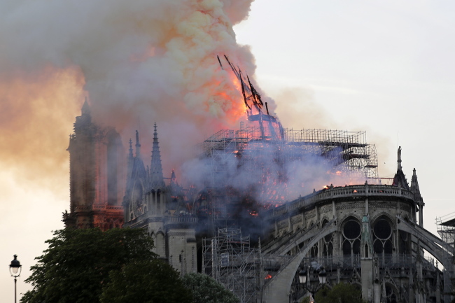 <YONHAP PHOTO-0607> epa07508756 The spire collapses while flames are burning the roof of the Notre-Dame Cathedral in Paris, France, 15 April 2019. A fire started in the late afternoon in one of the most visited monuments of the French capital. EPA/IAN LANGSDON/2019-04-16 03:44:34/ <저작권자 ⓒ 1980-2019 ㈜연합뉴스. 무단 전재 재배포 금지.>
<YONHAP PHOTO-0607> epa07508756 The spire collapses while flames are burning the roof of the Notre-Dame Cathedral in Paris, France, 15 April 2019. A fire started in the late afternoon in one of the most visited monuments of the French capital. EPA/IAN LANGSDON/2019-04-16 03:44:34/ <저작권자 ⓒ 1980-2019 ㈜연합뉴스. 무단 전재 재배포 금지.>