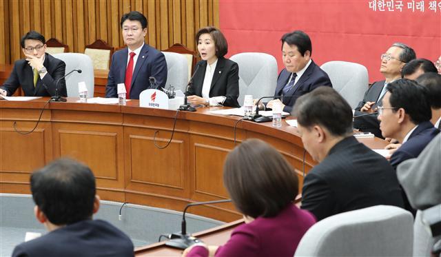 자유한국당 나경원 원내대표가 16일 오전 국회에서 열린 원내대책회의에서 발언하고 있다.    [연합]