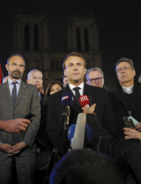 <YONHAP PHOTO-2617> French Prime Minister Edouard Philippe, left, French President Emmanuel Macron, and Archbishop of Paris, Michel Aupetit, right, answer reporters after watching the fire at Notre Dame cathedral in Paris, Monday, April 15, 2019. A catastrophic fire engulfed the upper reaches of Paris' soaring Notre Dame Cathedral as it was undergoing renovations Monday, threatening one of the greatest architectural treasures of the Western world as tourists and Parisians looked on aghast from the streets below.(Philippe Wojazer/Pool via AP)/2019-04-16 07:34:29/ <저작권자 ⓒ 1980-2019 ㈜연합뉴스. 무단 전재 재배포 금지.>
<YONHAP PHOTO-2617> French Prime Minister Edouard Philippe, left, French President Emmanuel Macron, and Archbishop of Paris, Michel Aupetit, right, answer reporters after watching the fire at Notre Dame cathedral in Paris, Monday, April 15, 2019. A catastrophic fire engulfed the upper reaches of Paris' soaring Notre Dame Cathedral as it was undergoing renovations Monday, threatening one of the greatest architectural treasures of the Western world as tourists and Parisians looked on aghast from the streets below.(Philippe Wojazer/Pool via AP)/2019-04-16 07:34:29/ <저작권자 ⓒ 1980-2019 ㈜연합뉴스. 무단 전재 재배포 금지.>