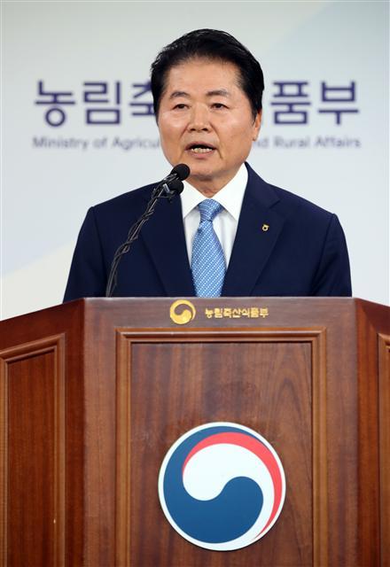 김병원 농협회장이 15일 정부세종청사 농림축산식품부 기자실에서 취임 3주년 기념 간담회를 갖고 그동안 성과 및 향후 계획을 설명하고 있다.  [연합]