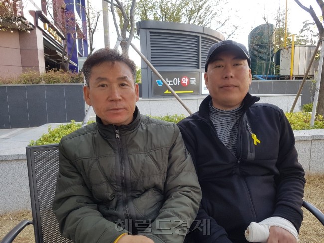 지난 15일 서울 여의도의 한 카페에서 만난 세월호 민간잠부수 황병주(왼쪽) 씨와 한재민 씨.  정세희 기자/say@