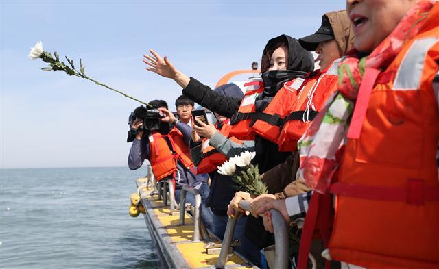 세월호 참사 5주기를 맞은 16일 단원고등학교 희생자 유가족이 전남 진도 맹골수도 인근 사고해역을 찾아 헌화하며 아이들 이름을 외치고 있다.  [연합]