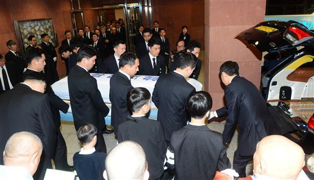 고 조양호 한진그룹 회장의 발인일인 16일 오전 서울 서대문구 신촌 신촌세브란스 병원 장례식장에서 조 회장의 운구가 장지로 향하고 있다. [박해묵 기자/mook@]