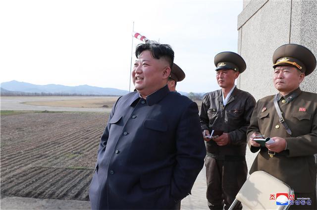 김정은 북한 국무위원장이 16일 공군 제1017군부대 전투비행사들의 비행훈련을 현지 지도했다고 조선중앙통신이 17일 보도했다.   [연합]