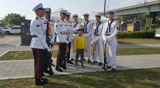 해군초청공연(왼쪽)과 어린이날 행사 모습.  [서울시 제공]