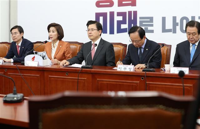 17일 오전 국회에서 열린 자유한국당 최고위원·중진의원 연석회의에 정진석 의원이 불참, 자리가 비어 있다.  [연합]